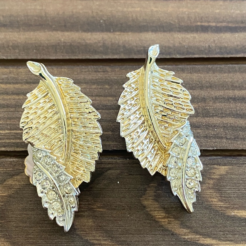 Sarah Coventry Gold Tone Leaf Clip Earrings with Clear Rhinestones